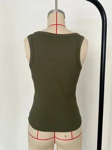 Vue arrière d'un débardeur côtelé vert olive pour femme de style Y2K