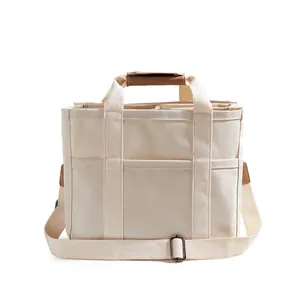 Bolso tote de lona multicapa en color crema con correa ajustable