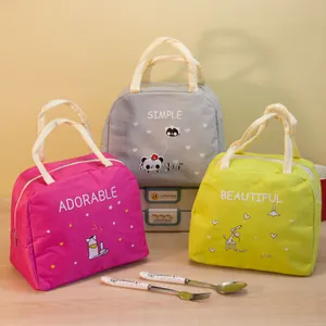 Primo piano di tre graziose borse termiche in rosa, giallo e grigio con motivo a gatto cartoon