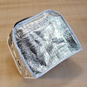 Primo piano dettagliato del rivestimento interno in foglio di alluminio di una borsa