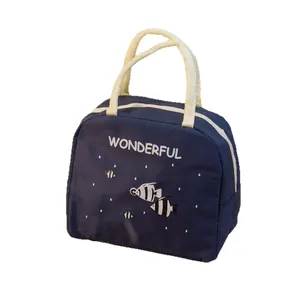 Borsa pranzo isolata blu scuro con motivo a pesci e la scritta WONDERFUL stampata sopra