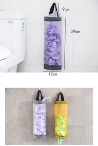 Detaillierte Maße des wandmontierten Mesh-Organizers für Plastiktüten in der Küche.