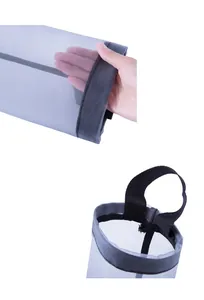 Detailaufnahme der langlebigen grauen Netztasche für Müllsäcke zur Küchenwandmontage