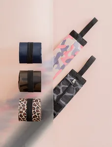 Detalle de bolsas de compra plegables con estampados de leopardo y camuflaje floral.