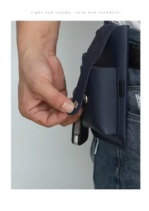 Gros plan d'une pochette de ceinture en cuir bleu pour téléphone, portée à la taille