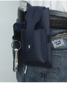 Détail de l'étui de téléphone en cuir bleu avec passant de ceinture et clé