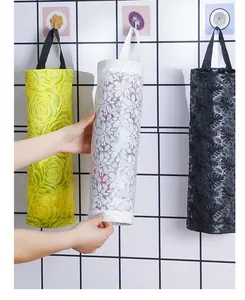 Detailansicht der Wand-Müllbeutel-Organizer mit Blumenmustern in drei verschiedenen Farben.