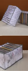Detalle del organizador de ropa de malla con patrón floral y varios compartimentos