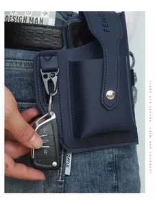 Gros plan d'un étui de téléphone en cuir bleu marine très robuste avec un porte-clés