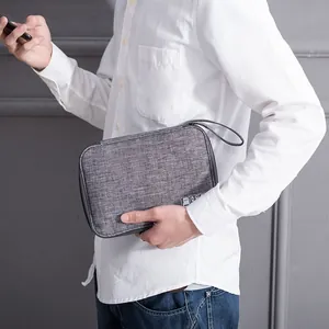 Bolsa organizadora de cables electrónicos grande de tela catiónica gris en entorno real