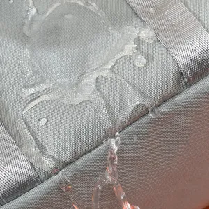 Borsa termica grigia resistente per pranzo in tessuto impermeabile con gocce d'acqua.