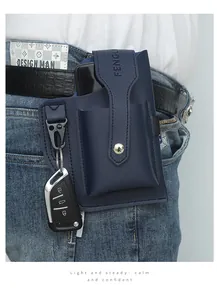 Détail de la pochette de ceinture en cuir bleu marine avec crochet