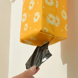 Wandorganisator für Einkaufstüten aus gelbem Stoff mit weißen Gänseblümchen-Mustern