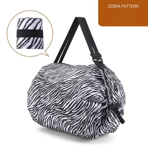 Bolsa de compras plegable con estampado de cebra, gran capacidad y correa ajustable.