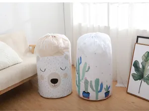 Vista detallada de bolsas impermeables para edredones con diseños de osos y cactus
