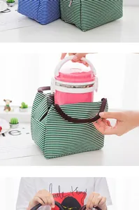 Detalle de la bolsa de almuerzo a rayas verdes con una fiambrera rosa en el interior.