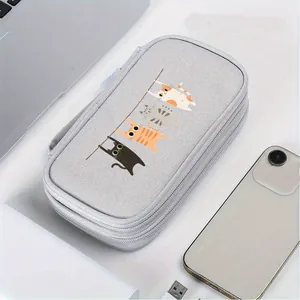Vista detallada de bolsa gris para accesorios digitales con lindo patrón de gato y tela tejida.