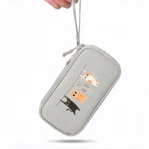Estuche gris portátil para accesorios digitales con un lindo diseño de gatos
