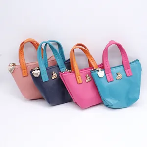 Lot de quatre mini porte-monnaie en cuir colorés avec de jolies breloques en métal