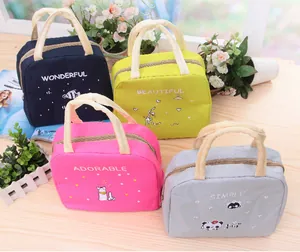 Détail de quatre sacs à lunch isothermes colorés avec des imprimés de dessins animés