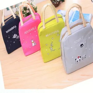 Vue détaillée de quatre sacs à lunch isolés colorés avec de mignons motifs de dessins animés.