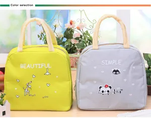 Vue détaillée de sacs à déjeuner isothermes avec des motifs mignons de panda et de cœur
