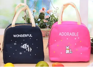 Détails des sacs à lunch isolés rose et marine avec des motifs mignons et des écritures