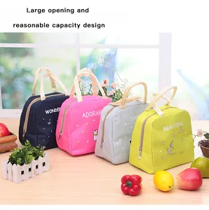 Vue détaillée des sacs à déjeuner isolés en quatre couleurs avec une grande ouverture.