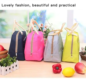 Vue détaillée de sacs à lunch isothermes colorés pour le bureau et l'école
