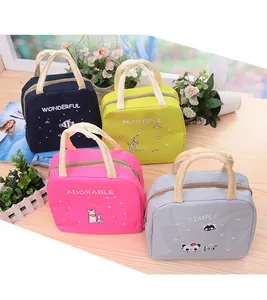 Quatre sacs à lunch isolés colorés avec de mignons motifs de dessins animés sur table
