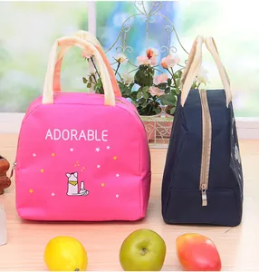 Sac à lunch isotherme avec texte 'Adorable' et des accessoires de fruits frais