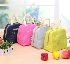 Groupe de sacs à lunch isolés colorés en bleu marine, rose, gris et vert citron.