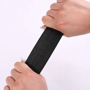 Ceinture de sport noire élastique montrant la texture durable du tissu en maille