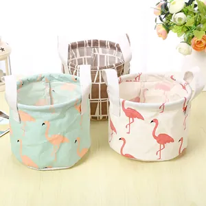 Lot de trois paniers de rangement en tissu flamant rose pour l'organisation du bureau.