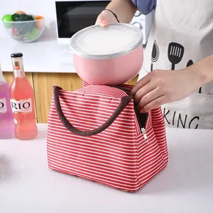 Bolsa térmica de rayas rojas y blancas con asas para el almuerzo escolar o de oficina.