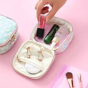 Süße Tasche mit Blumenstickerei für Reisen und Damenhygieneartikel Aufbewahrung
