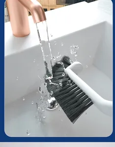 Detailansicht einer weißen Fugendüse, die unter einem roségoldenen Wasserhahn gespült wird.