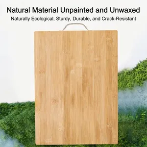 Tagliere durevole in bambù naturale spesso con manico in metallo per uso in cucina.