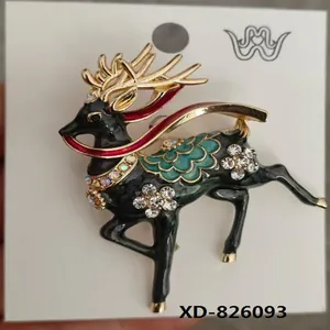 Detalle del elegante broche de reno de aleación con esmalte negro y pedrería.