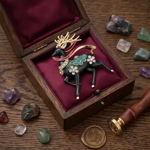 Elegante broche de ciervo clásico con esmalte negro y pedrería en joyero vintage.