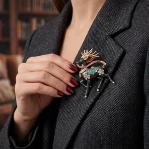 Elegante broche de alce de aleación con detalles de cristal en un blazer gris