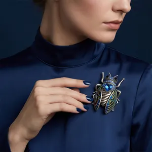 Spilla a forma di insetto vintage con strass blu a cuore su indumento in raso blu scuro