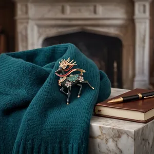 Elegante broche de reno de esmalte con diamantes de imitación en un suéter de punto