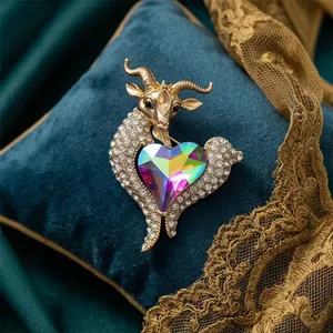 Luxury Zinc Alloy Goat Brooch Rhinestone Heart Crystal Animal Brooch Pin For Women Suit Coat Decoration Jewelry Gift