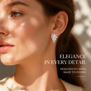 Close-up van elegante met diamant ingelegde bladoorknopjes gedragen door een model.