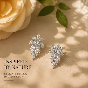 Elegante zilveren bladknopjes met marquise geslepen kristallen in natuur-geïnspireerd design.