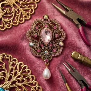 Prunkvolle Barock-Brosche mit rosa Kristall, Strass und Perle auf pinkfarbenem Samt