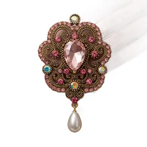 Klassische Barock-Brosche mit rosa Kristall und Perle, elegantes Accessoire für Damen.