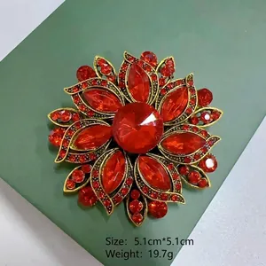 Detailansicht einer Vintage-Blumenbrosche mit facettierten roten Kristallen.