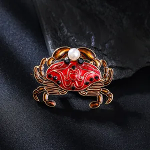 Detaillierte Ansicht der exquisiten roten Emaille-Krabbenbrosche mit Perle und Strass